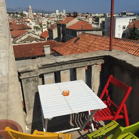 Violet Apartment Split